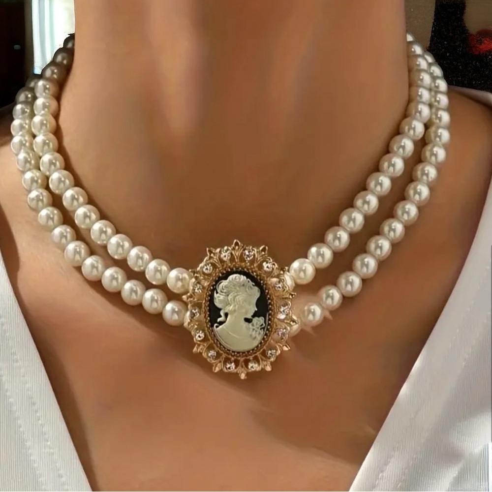 Choker Pearl Necklace with a Cameo